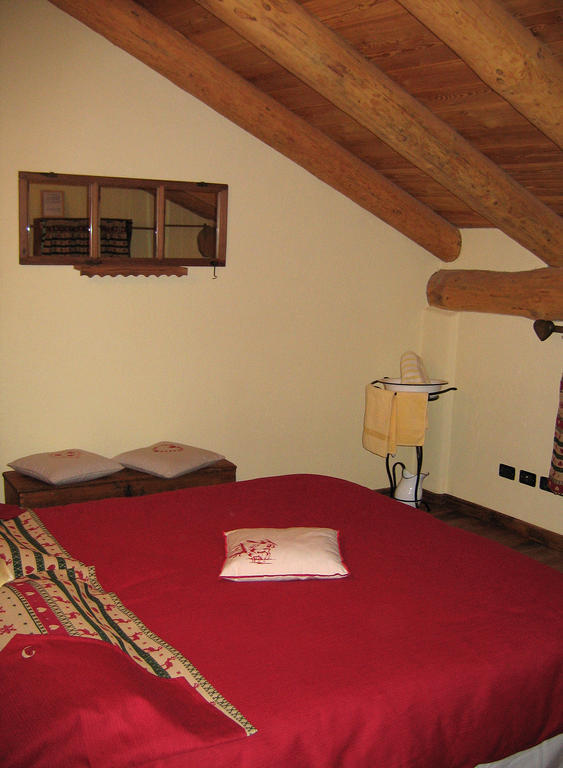 Les Chevreuils Bed and Breakfast Introd Habitación foto